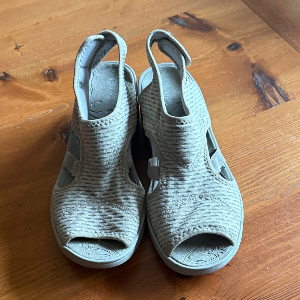 Ladies ZEES Sandals size 9M. Cream color so will go with just about everything.